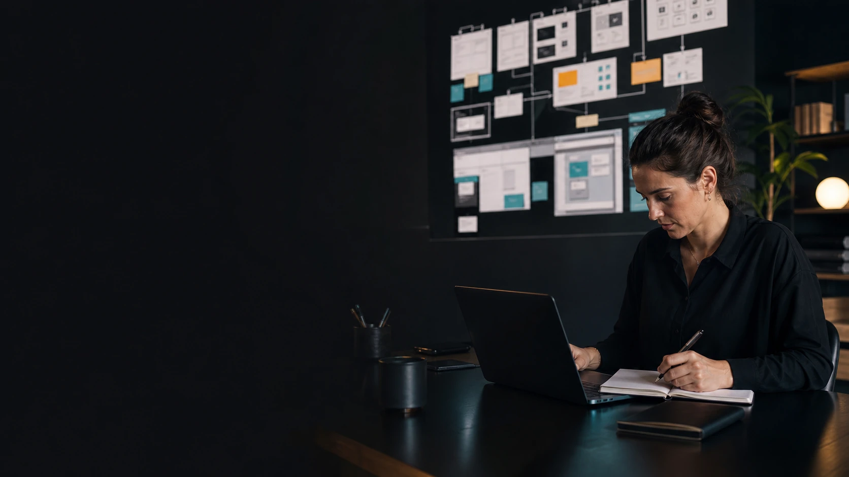 Professionnelle qui structure un workflow IA en produit numérique